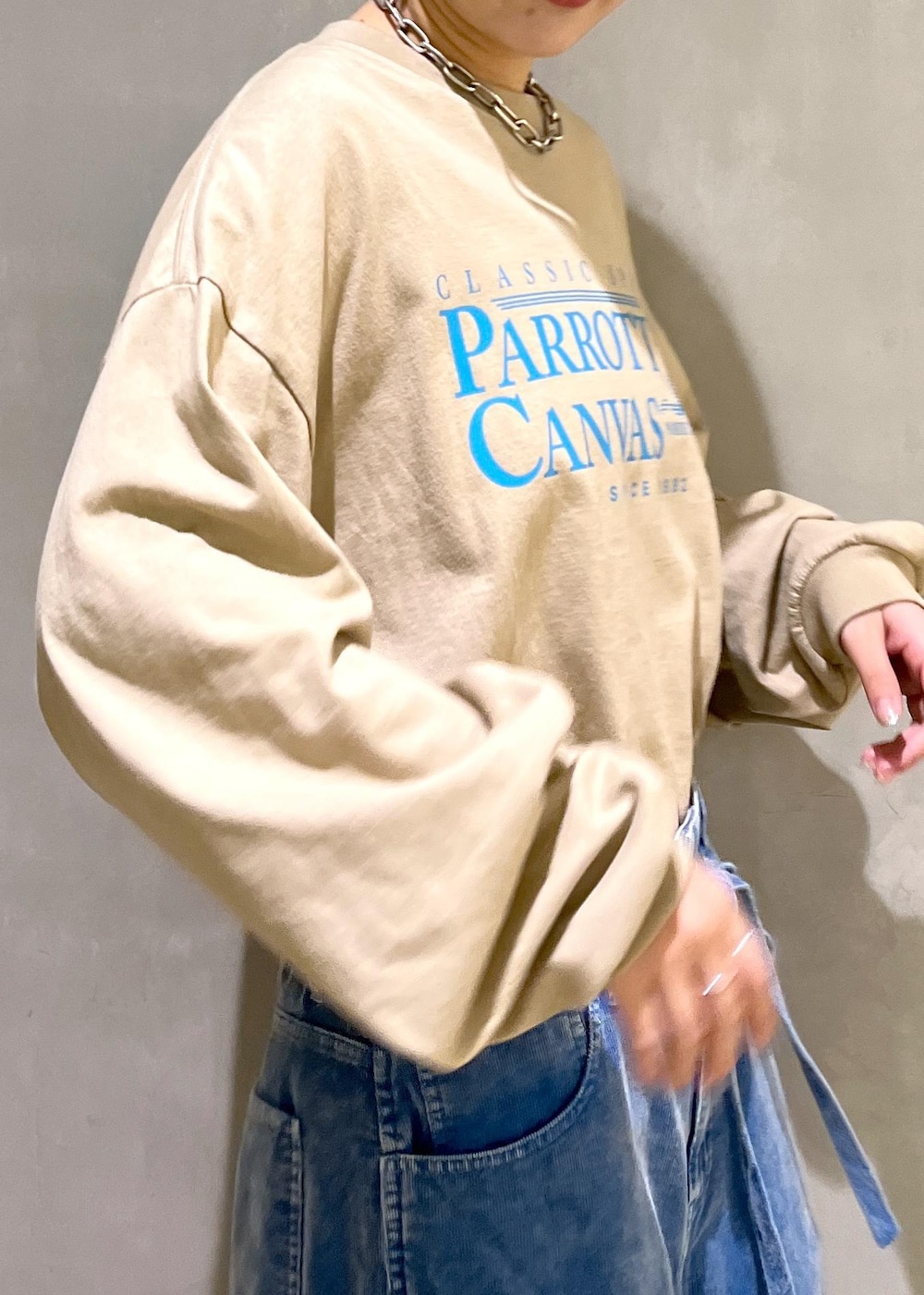 ベージュ系のサンダル、ブルー系のその他パンツ、ベージュ系のTシャツ/カットソーを着用したレディースの秋コーディネートの5枚目の写真