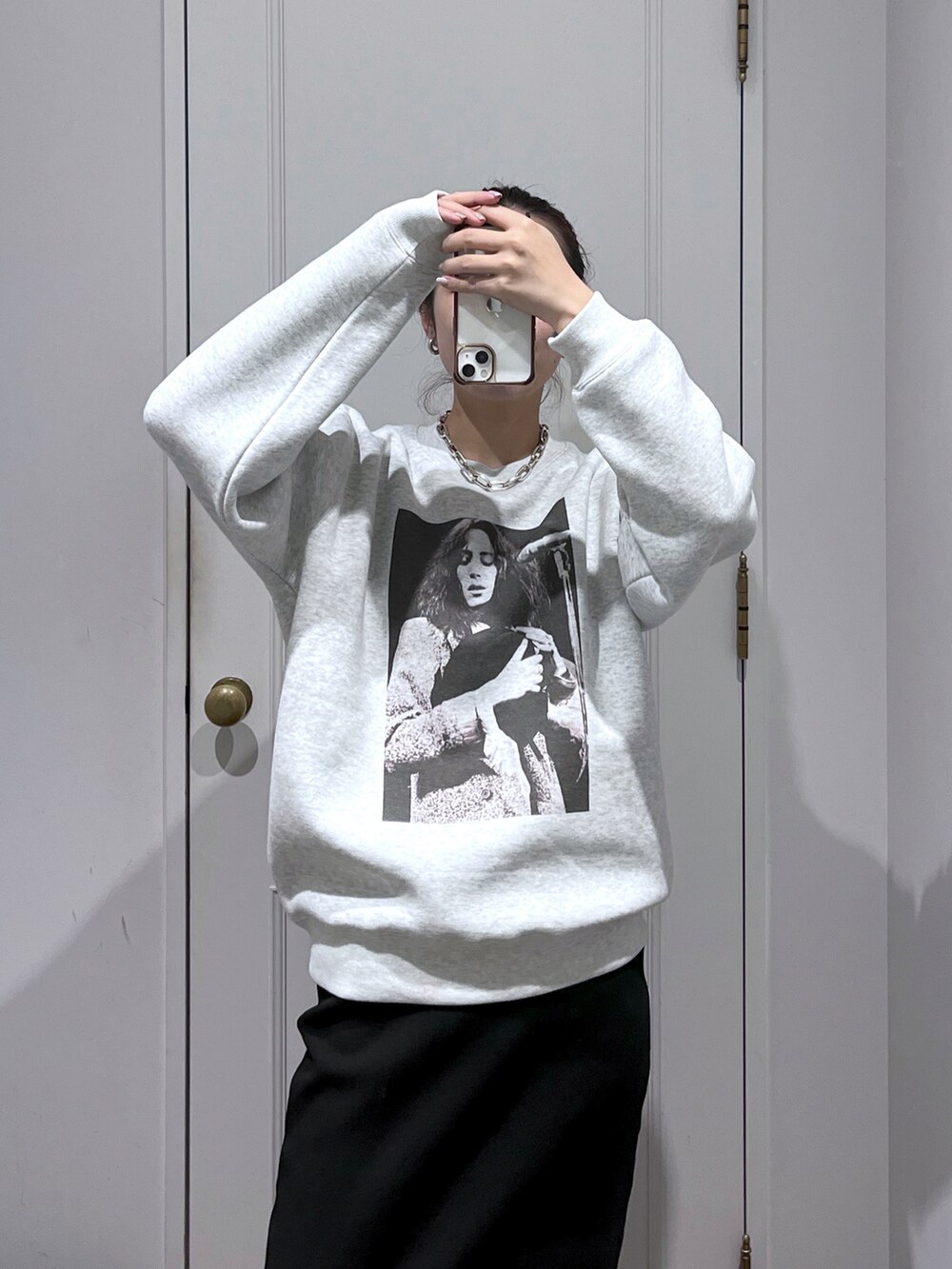 ブラック系のスカート、シルバー系のショルダーバッグ、グレー系のスウェットを着用したレディースの冬コーディネートの4枚目の写真