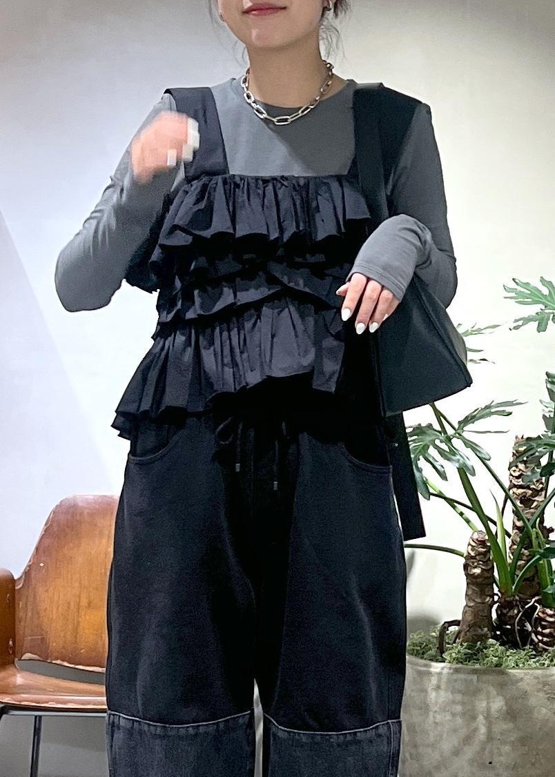 ブラック系のショルダーバッグ、ブラック系のベストを着用したレディースの冬コーディネートの4枚目の写真