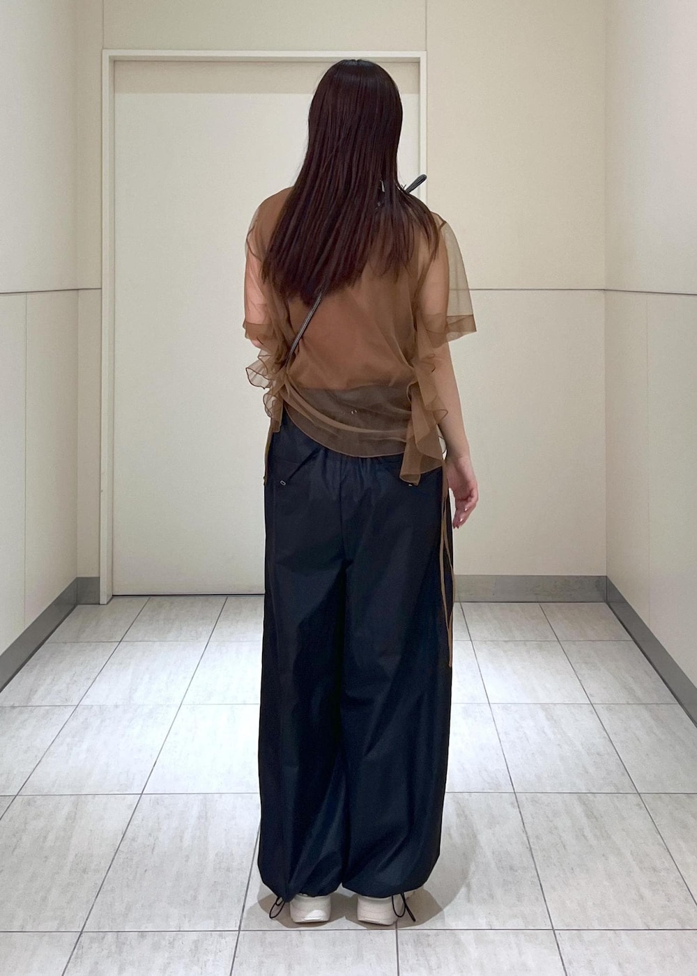 「初夏コーデ、夏コーデ、ADAM ET ROPÉ、ストレート、ブルべ夏、トップス、Tシャツ/カットソー、オールインワン/サロペット、つなぎ/オールインワン、バッグ、ショルダーバッグ、EUX35230、GAM05360、GAY04051、2色展開」｜「ADAM ET ROPE'の【定番人気】シャイニータフタ撥水ロンパース（つなぎ/オールインワン、ブラック系）」を使った、muta0629さん（レディース・163cm）の春コーディネートの4枚目の写真