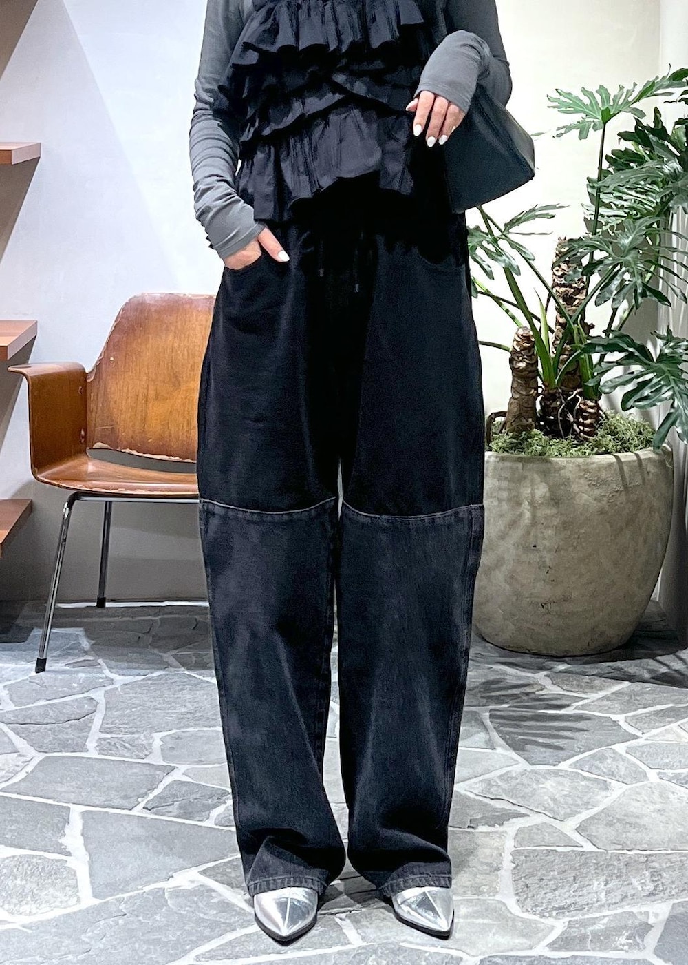 ブラック系のショルダーバッグ、ブラック系のベストを着用したレディースの冬コーディネートの5枚目の写真