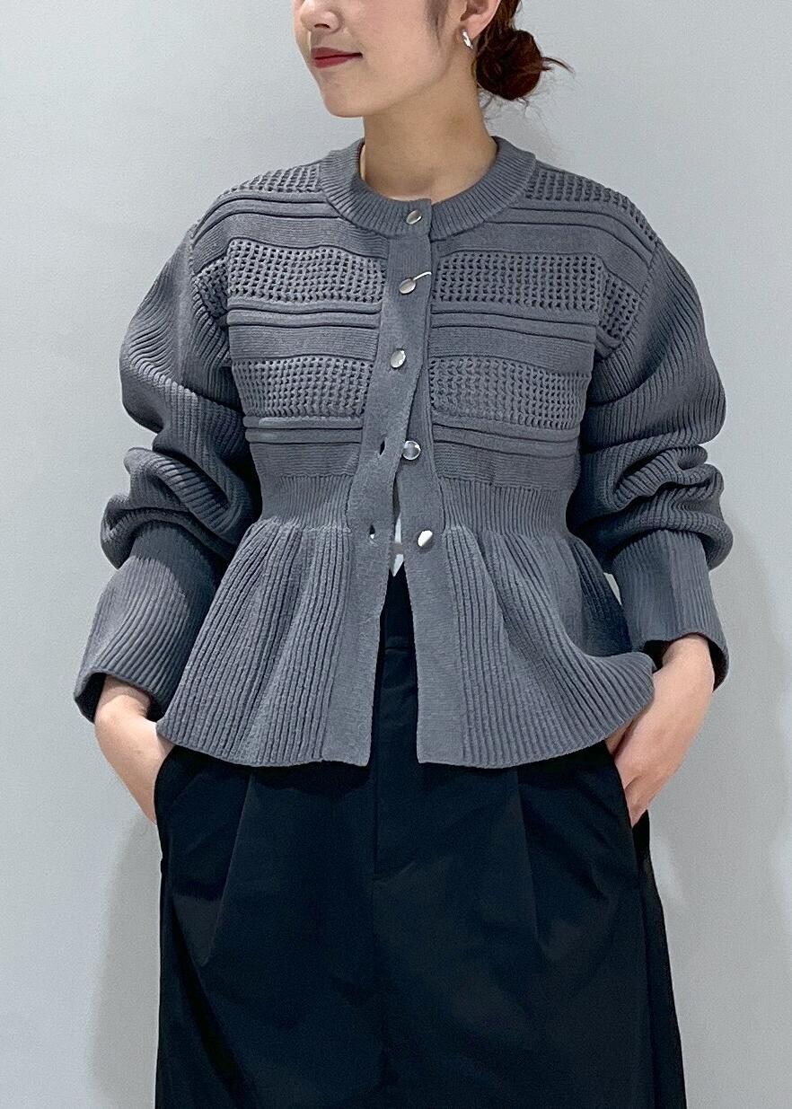 ホワイト系のパンプス、グレー系のカーディガン/ボレロ、ブラック系のスカートを着用したレディースの冬コーディネートの3枚目の写真