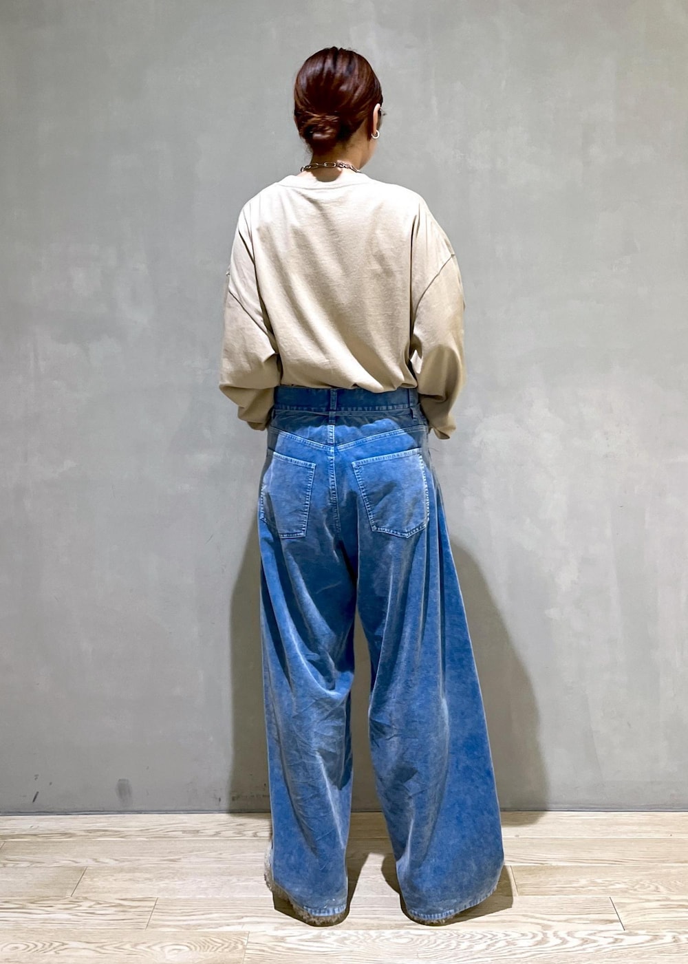 ベージュ系のサンダル、ブルー系のその他パンツ、ベージュ系のTシャツ/カットソーを着用したレディースの秋コーディネートの3枚目の写真