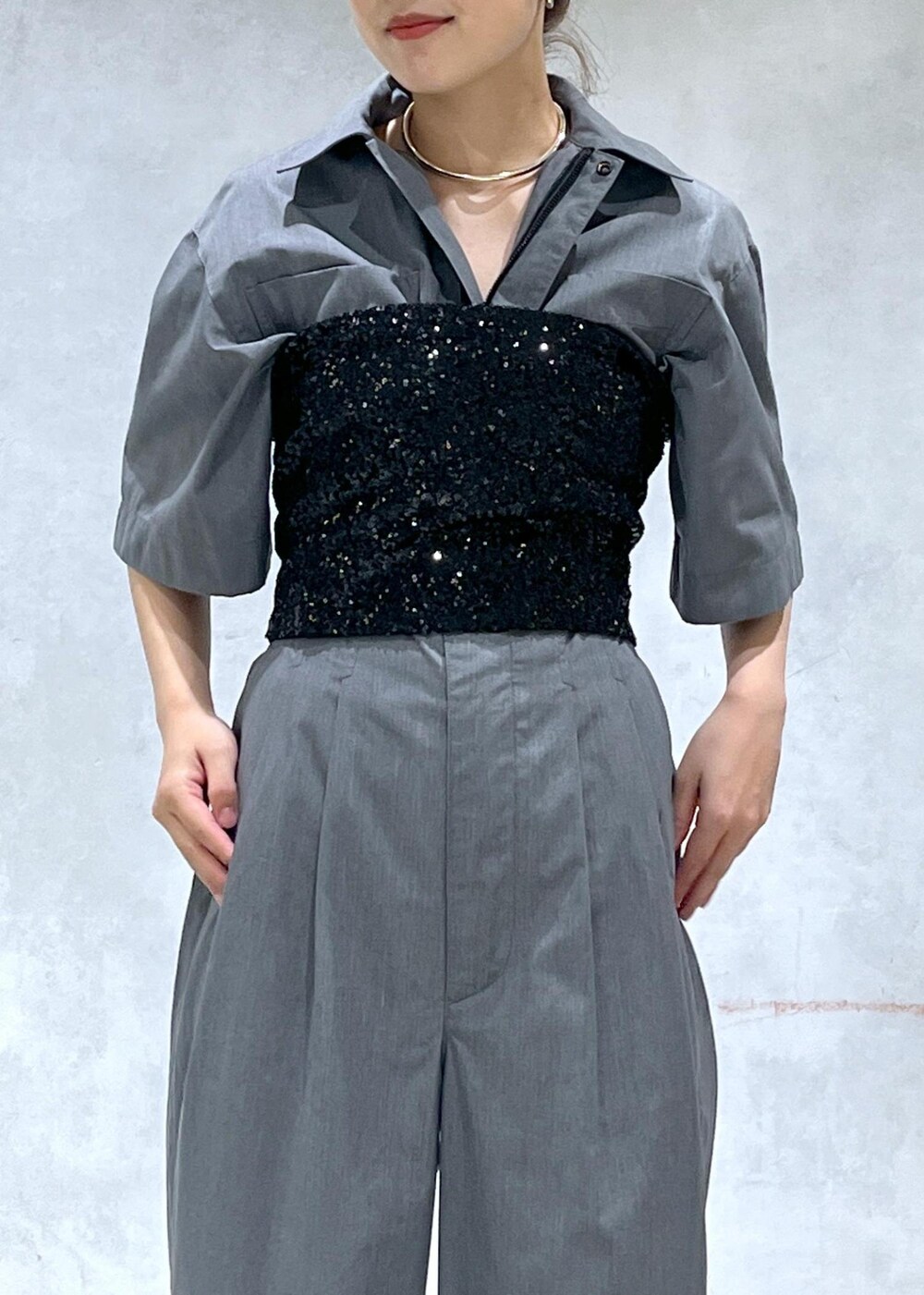 ブラック系のサンダル、ブラック系のハンドバッグ、グレー系のつなぎ/オールインワンを着用したレディースの春コーディネートの4枚目の写真