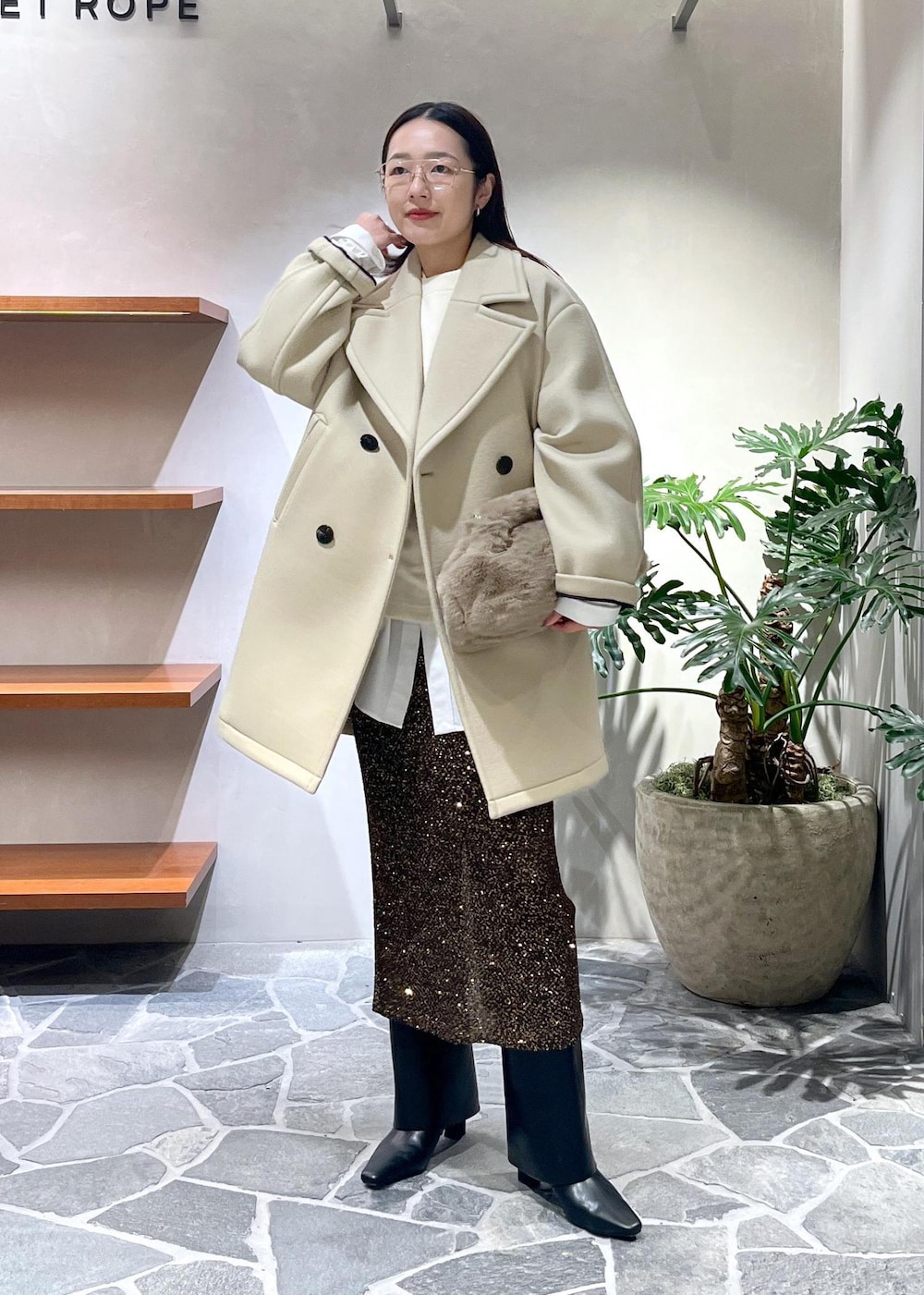 「冬コーデ、ADAM ET ROPÉ、ストレート、ブルべ夏、トップス、シャツ/ブラウス、スウェット、ジャケット/アウター、ピーコート、スカート、シューズ、ブーツ、GAA24060、GAC24140、GAH24090」|「ADAM ET ROPE'のレイヤードカバーロングブーツ(ブーツ、ブラック系)」を使った、muta0629さん(レディース・163cm)の秋コーディネートの4枚目の写真