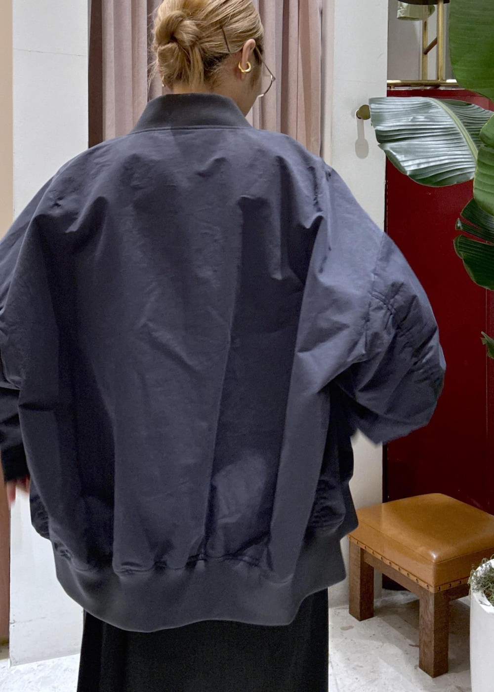 ブラック系のスカート、ベージュ系のスニーカー、ブルー系のMA-1を着用したレディースの冬コーディネートの8枚目の写真