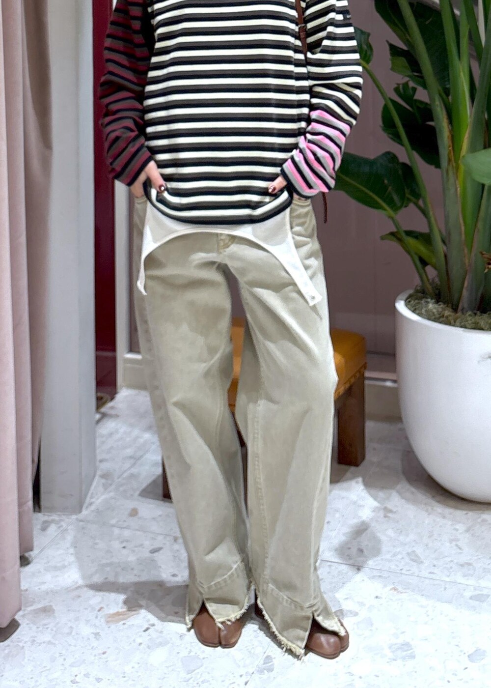 ベージュ系のデニムパンツ、グリーン系のTシャツ/カットソー、ホワイト系のTシャツ/カットソーを着用したレディースの秋コーディネートの8枚目の写真