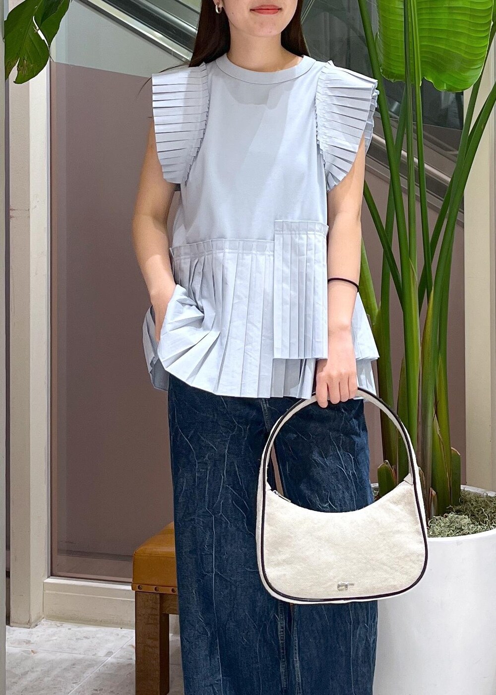 ホワイト系のハンドバッグ、ブルー系のTシャツ/カットソーを着用したレディースの夏コーディネートの4枚目の写真