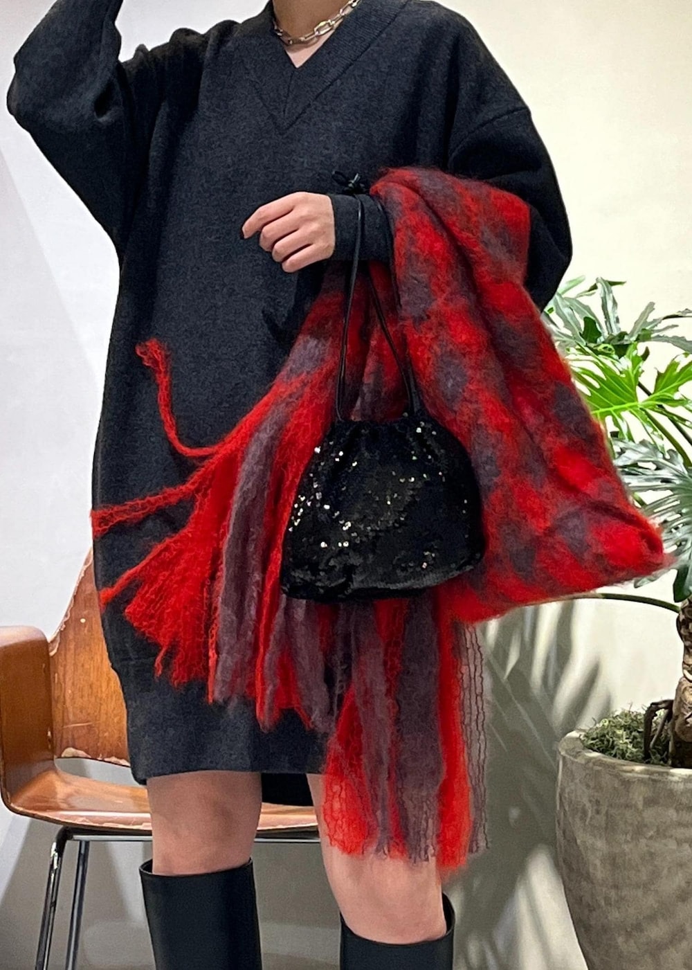 ブラック系のブーツ、グレー系のニット/セーター、ブラック系のハンドバッグを着用したレディースの秋コーディネートの7枚目の写真