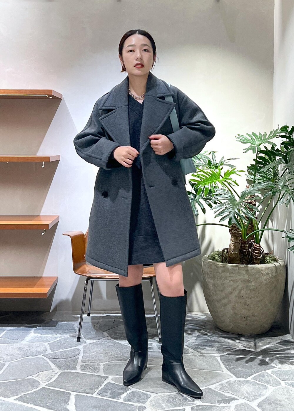 「アダムエロペ、ミドル丈、ミドルコート、グレー、ボンディング素材、ロングブーツ、ニットワンピース、初冬コーデ、冬コーデ、ADAM ET ROPÉ、ストレート、ブルべ夏、トップス、ニット/セーター、ジャケット/アウター」｜「ADAM ET ROPE'の【撥水】インヒールロングブーツ（ブーツ、ブラック系）」を使った、muta0629さん（レディース・163cm）の秋コーディネートの2枚目の写真