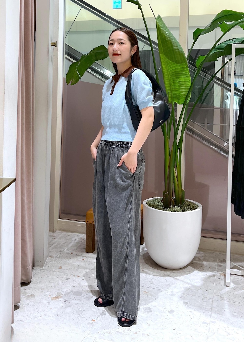 「初夏コーデ、夏コーデ、ADAM ET ROPÉ、ストレート、ブルべ夏、トップス、ポロシャツ、パンツ、デニムパンツ、バッグ、ハンドバッグ、シューズ、サンダル、GAA05130、GAM05380」|「ADAM ET ROPE'のカバーヒールサンダル(サンダル、ブラック系)」を使った、muta0629さん(レディース・163cm)の夏コーディネートの2枚目の写真