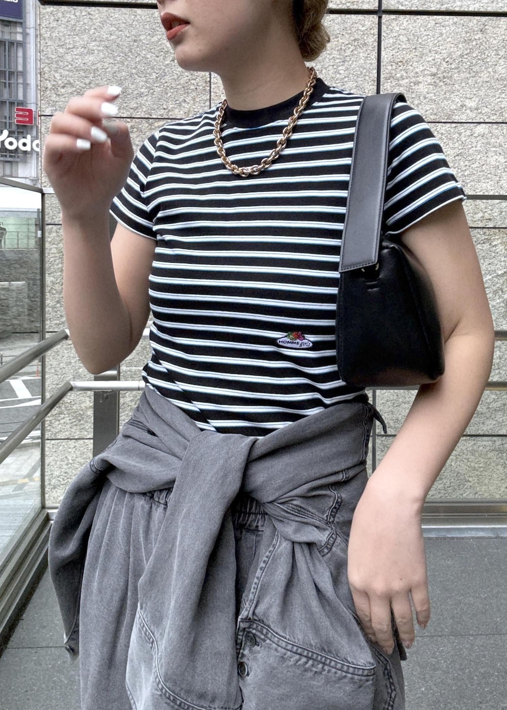 ブラック系のシャツ/ブラウス、ブラック系のデニムパンツを着用したレディースの春コーディネートの4枚目の写真