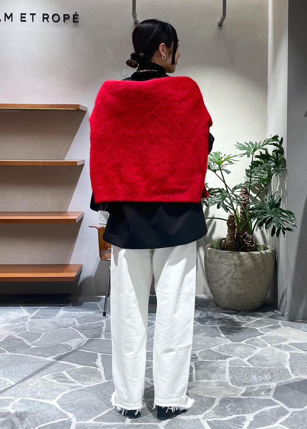 ブラック系のTシャツ/カットソー、ブラック系のシャツ/ブラウス、ホワイト系のデニムパンツを着用したレディースの冬コーディネートの3枚目の写真