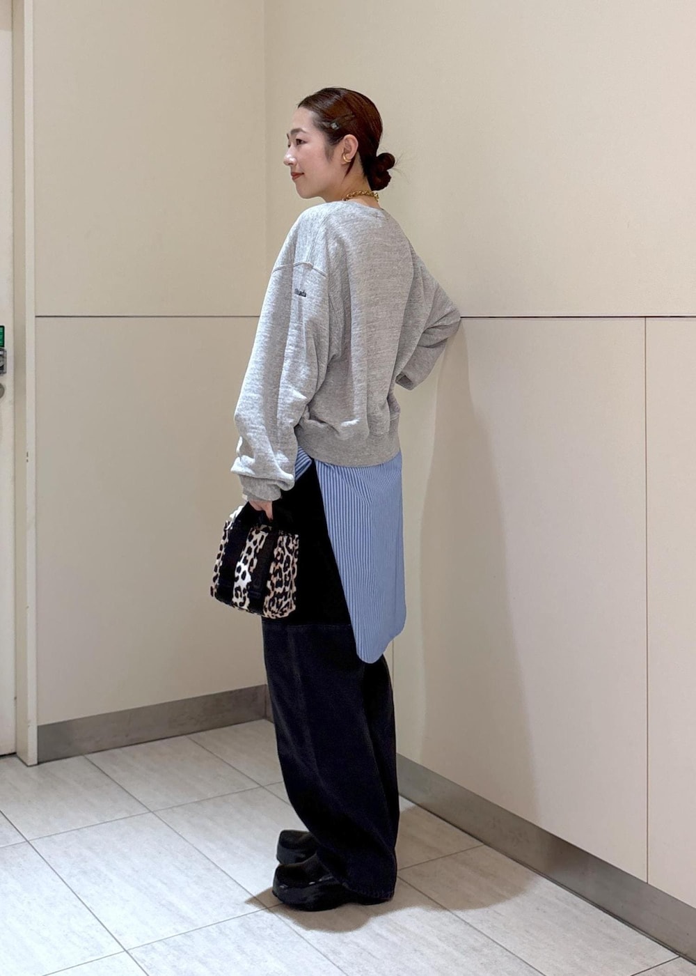 ブラック系のサンダル、ベージュ系のショルダーバッグ、ブルー系のシャツ/ブラウスを着用したレディースの秋コーディネートの2枚目の写真