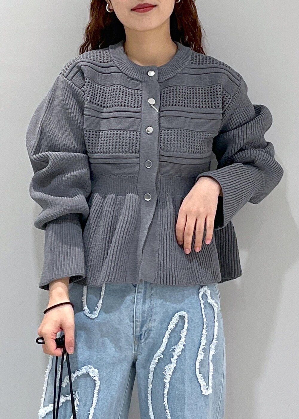 ブラック系のサンダル、グレー系のカーディガン/ボレロ、ブラック系のショルダーバッグを着用したレディースの冬コーディネートの4枚目の写真