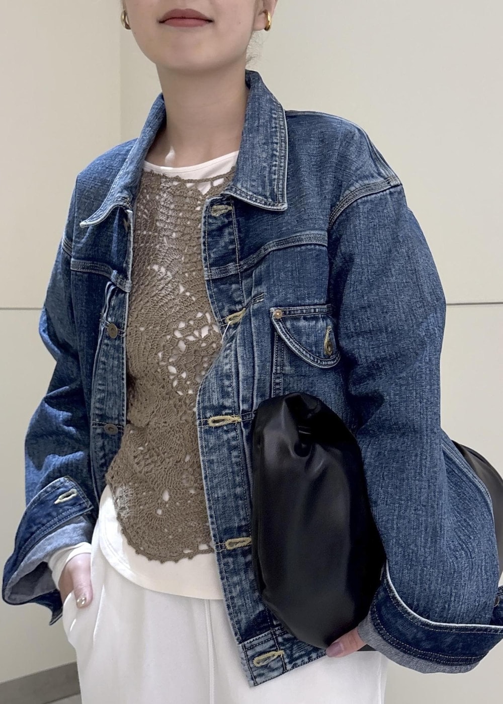 ブラック系のショルダーバッグ、ホワイト系のTシャツ/カットソー、グリーン系のキャミソールを着用したレディースの冬コーディネートの5枚目の写真