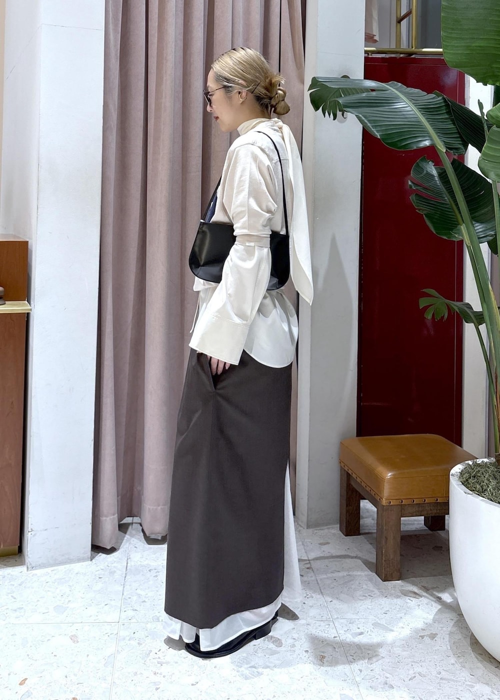 ブラック系のサンダル、ホワイト系のシャツ/ブラウス、ホワイト系のTシャツ/カットソーを着用したレディースの春コーディネートの2枚目の写真