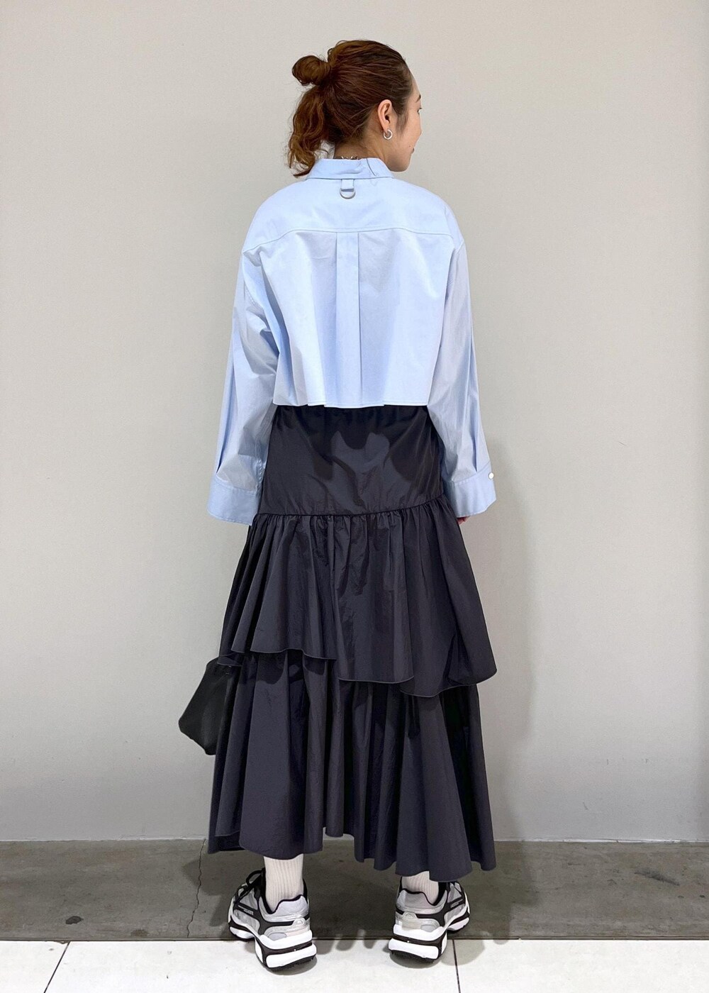 ブルー系のシャツ/ブラウス、ブラック系のショルダーバッグ、ブラック系のスカートを着用したレディースの春コーディネートの3枚目の写真