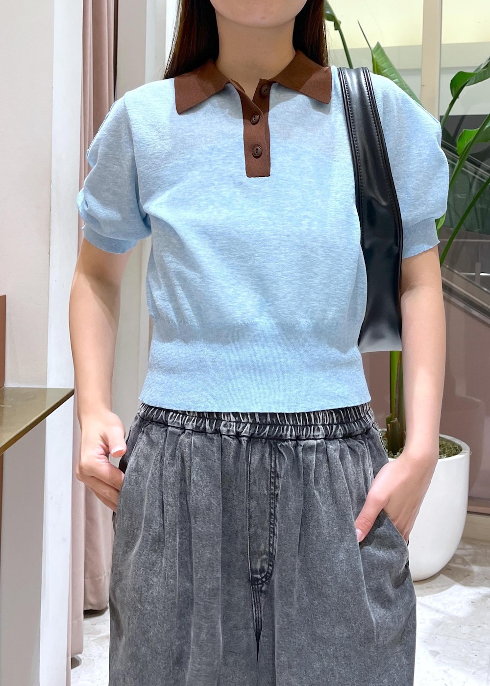 「初夏コーデ、夏コーデ、ADAM ET ROPÉ、ストレート、ブルべ夏、トップス、ポロシャツ、パンツ、デニムパンツ、バッグ、ハンドバッグ、シューズ、サンダル、GAA05130、GAM05380」|「ADAM ET ROPE'のカバーヒールサンダル(サンダル、ブラック系)」を使った、muta0629さん(レディース・163cm)の夏コーディネートの4枚目の写真