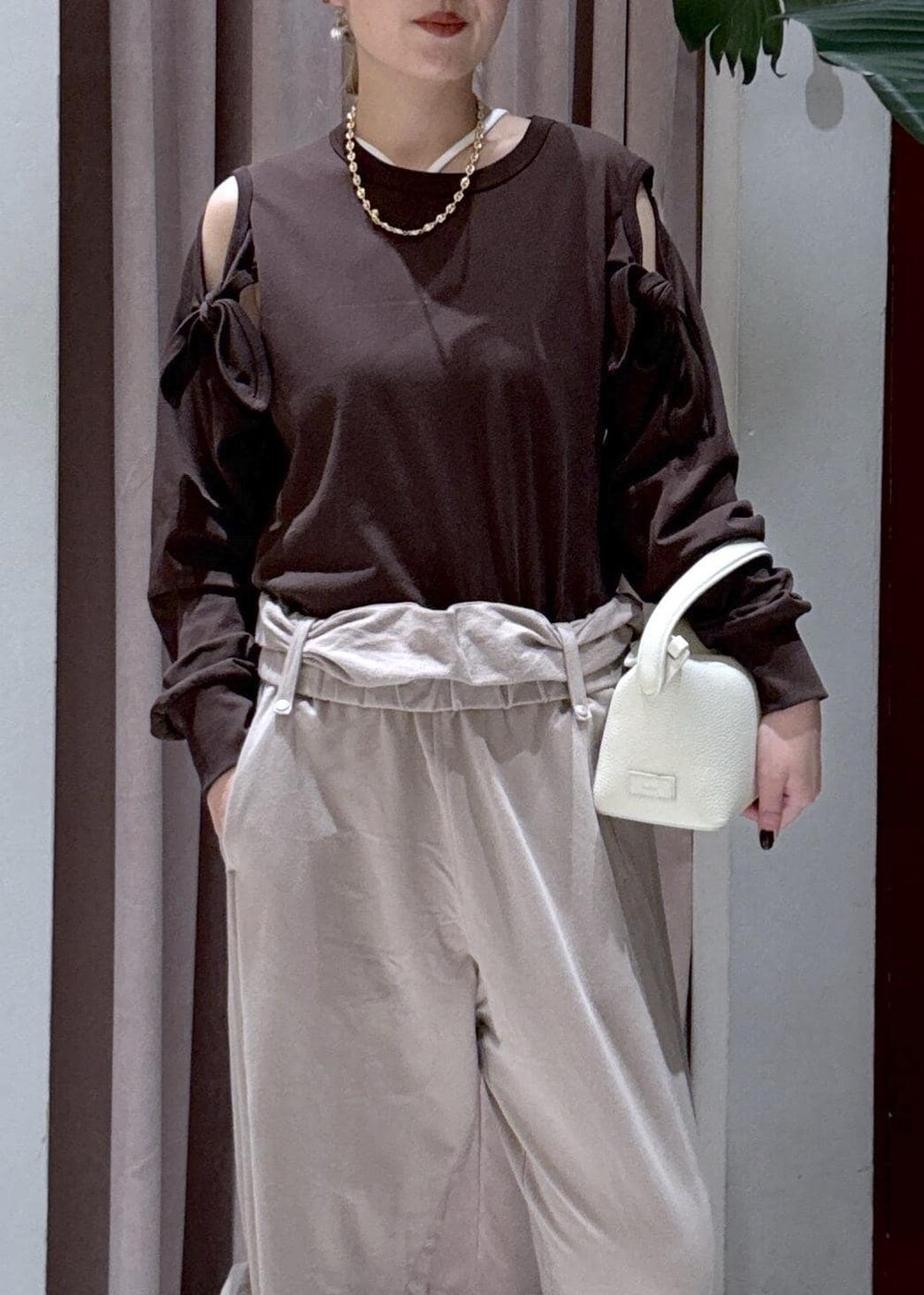 ブラウン系のTシャツ/カットソーを着用したレディースの春コーディネートの5枚目の写真