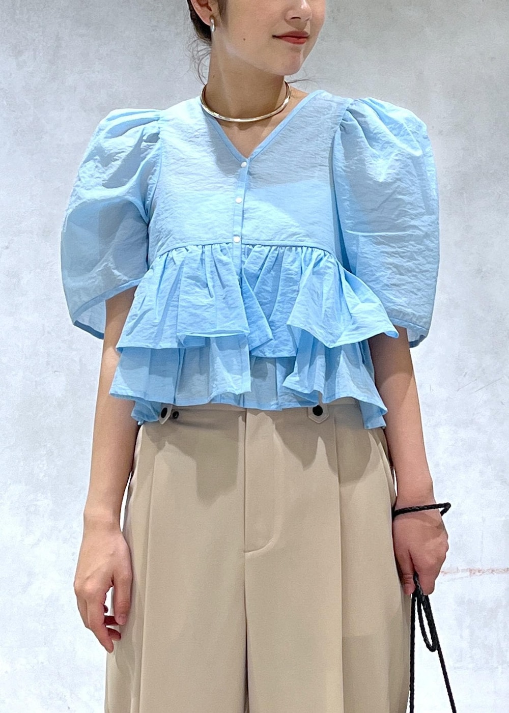 「アダムエロペ、アダムエロペ24SS、アダムエロペ夏の新作、夏の新作、24SS、24SS夏の新作、ブラウス、コットンブラウス、コットン、ボリューム袖、ブルー、Vネック、ボタン、スナップボタン、2way仕様」｜「ADAM ET ROPE'の【サステナブル】ナロークロスストラップサンダル（サンダル、ブラック系）」を使った、muta0629さん（レディース・163cm）の春コーディネートの4枚目の写真
