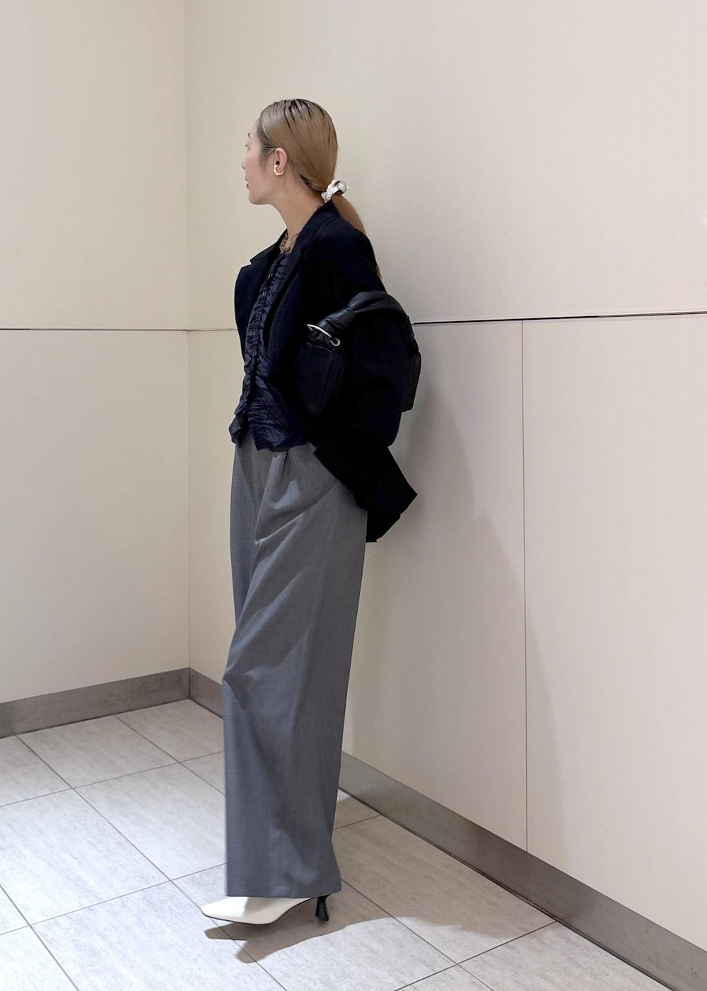 ホワイト系のパンプス、ブラック系のテーラードジャケット、ブルー系のつなぎ/オールインワンを着用したレディースの冬コーディネートの3枚目の写真