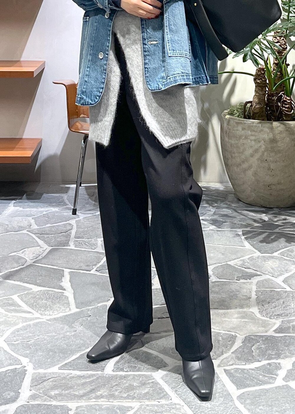 ブルー系のTシャツ/カットソー、ブラック系のブーツ、ブラック系のその他パンツを着用したレディースの冬コーディネートの5枚目の写真