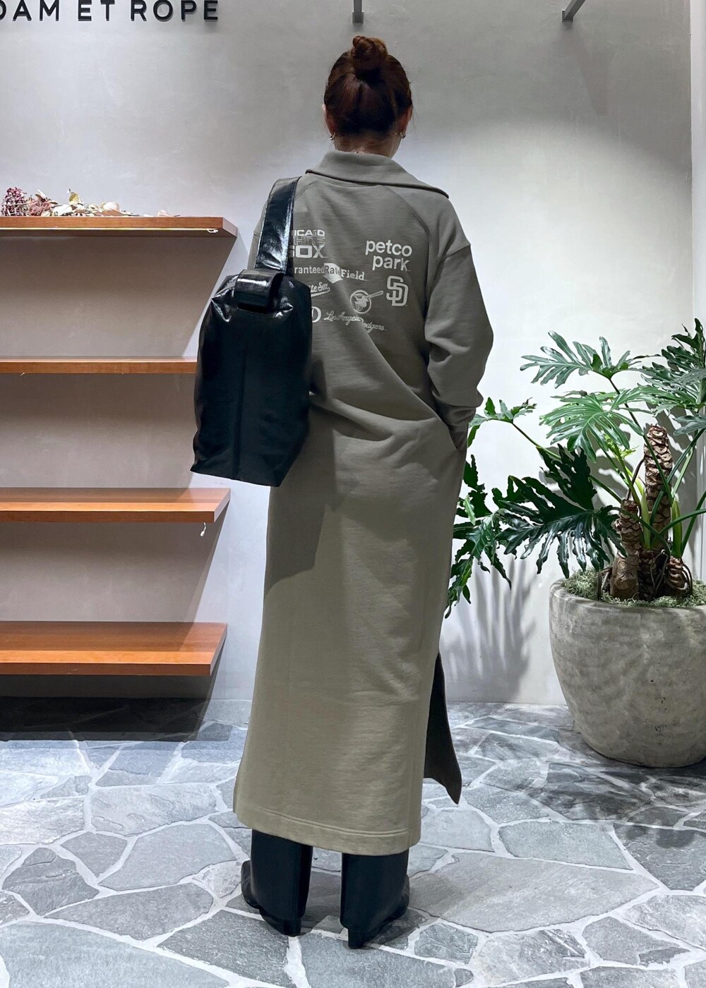 グリーン系のワンピースを着用したレディースの秋コーディネートの3枚目の写真