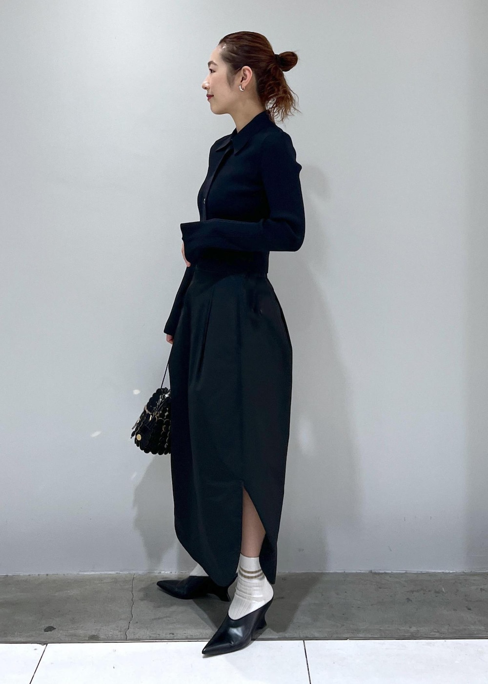 「リブニット、リブ、アダムエロペ、アダムエロペ24SS、アダムエロペ春の新作、24SS、春の新作、ブラックコーデ、ブラック、黒色、黒、スカート、バルーンスカート、ミドル丈、サイドスリット」｜「ADAM ET ROPE'のフォルムウェッジミュール（その他シューズ、ブラック系）」を使った、muta0629さん（レディース・163cm）の冬コーディネートの2枚目の写真