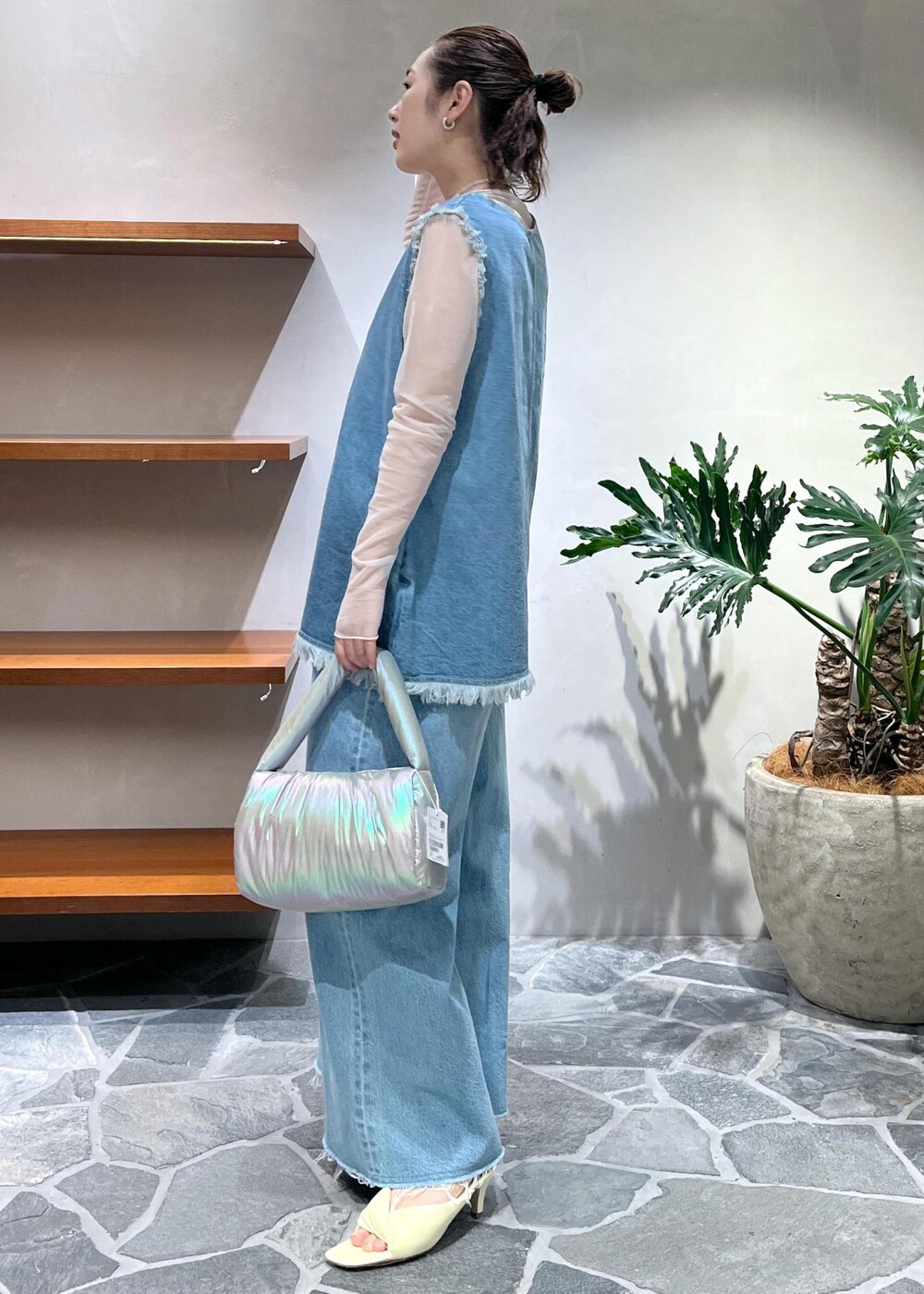 イエロー系のサンダル、ホワイト系のTシャツ/カットソー、ブルー系のシャツ/ブラウスを着用したレディースの春コーディネートの2枚目の写真