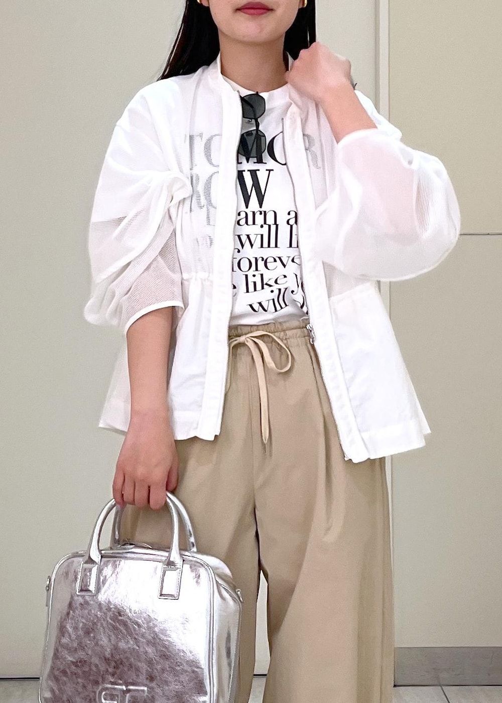 ホワイト系のTシャツ/カットソー、ブラウン系のサンダル、ホワイト系のカーディガン/ボレロを着用したレディースの春コーディネートの4枚目の写真