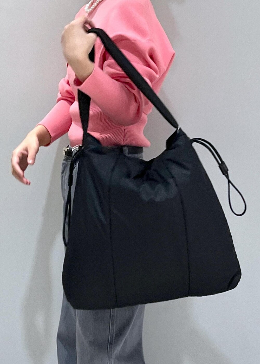 「アダムエロペ、アダムエロペ24SS、アダムエロペ春の新作、新作アイテム、春の新作、24SS、ピンク、セットアイテム、タンクトップ、短丈トップス、レイヤードスタイル、デニム、アモーメント、AMOMENTO、グレー」｜「ADAM ET ROPE'のドロスト軽量マルチトート(撥水)（トートバッグ、ブラック系）」を使った、muta0629さん（レディース・163cm）の冬コーディネートの7枚目の写真