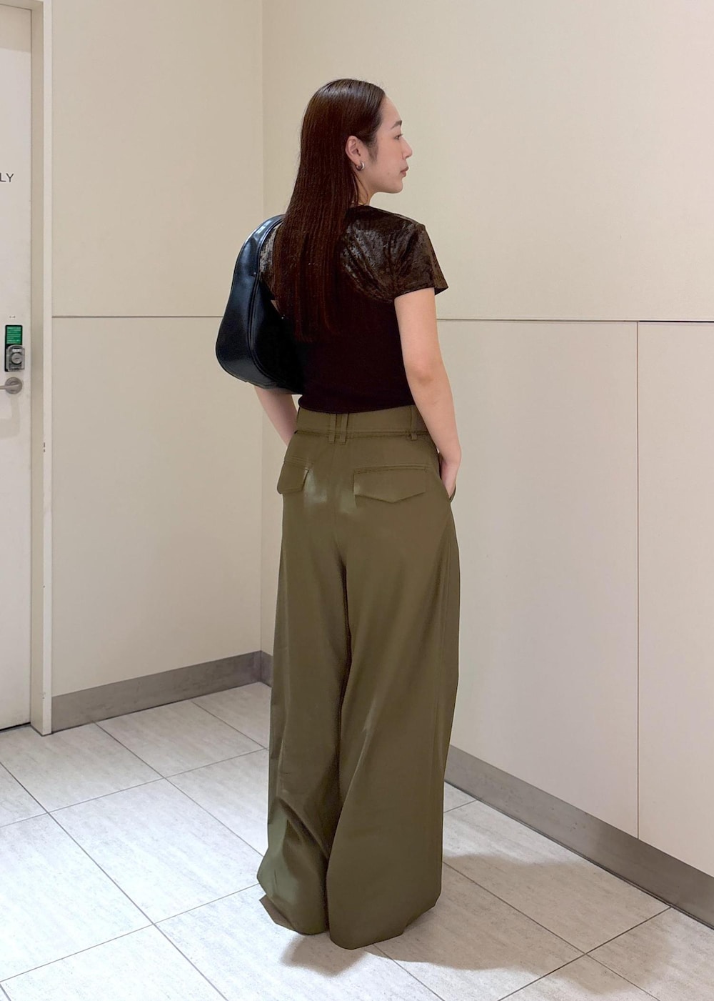 「夏コーデ、ADAM ET ROPÉ、ストレート、ブルべ夏」｜「ADAM ET ROPE'のMロックホルターキャミ（キャミソール、ブラウン系）」を使った、muta0629さん（レディース・163cm）の夏コーディネートの2枚目の写真