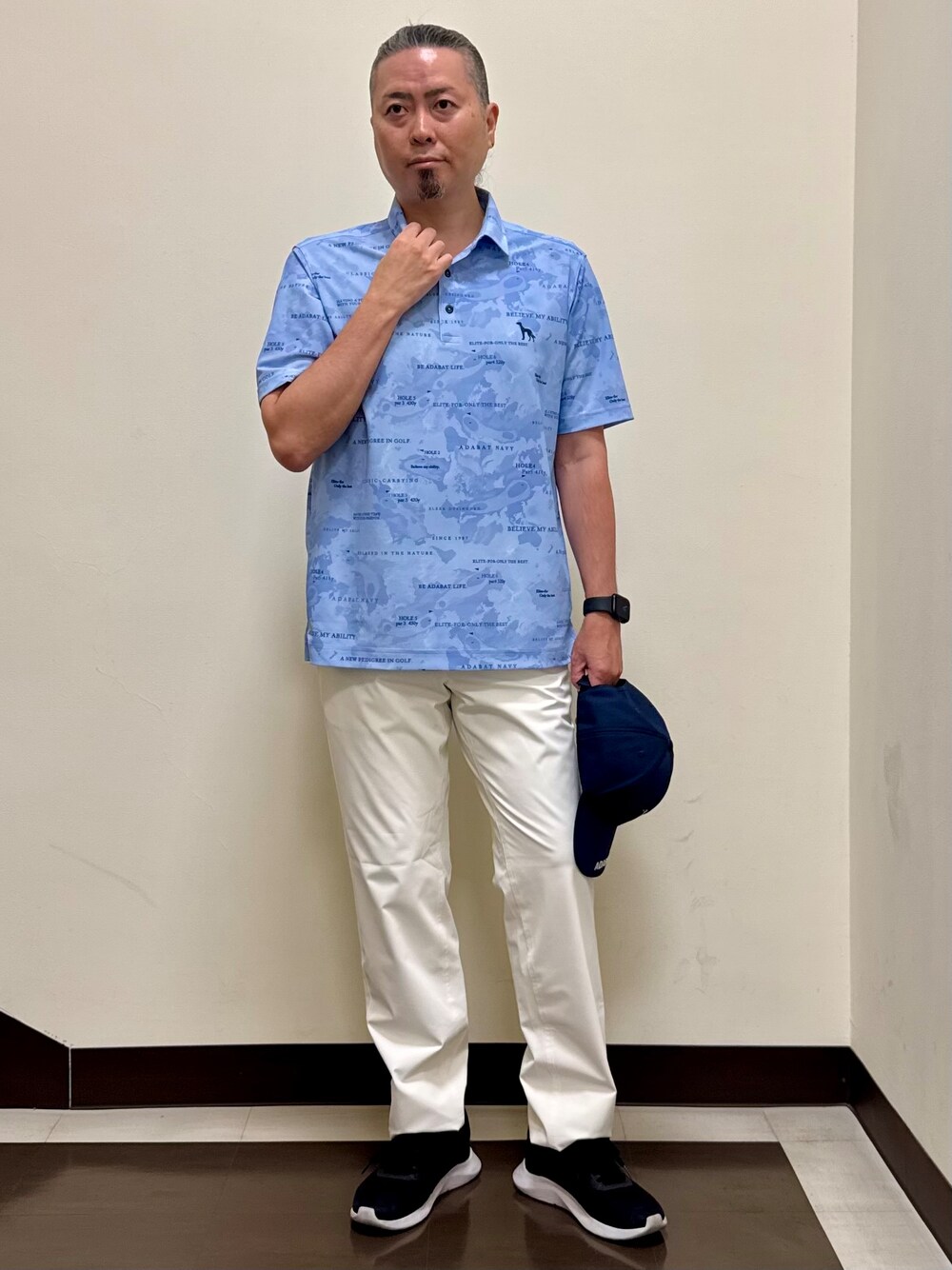 ブルー系のポロシャツ、ホワイト系のその他パンツ、ブルー系のキャップを着用したメンズの夏コーディネートの5枚目の写真