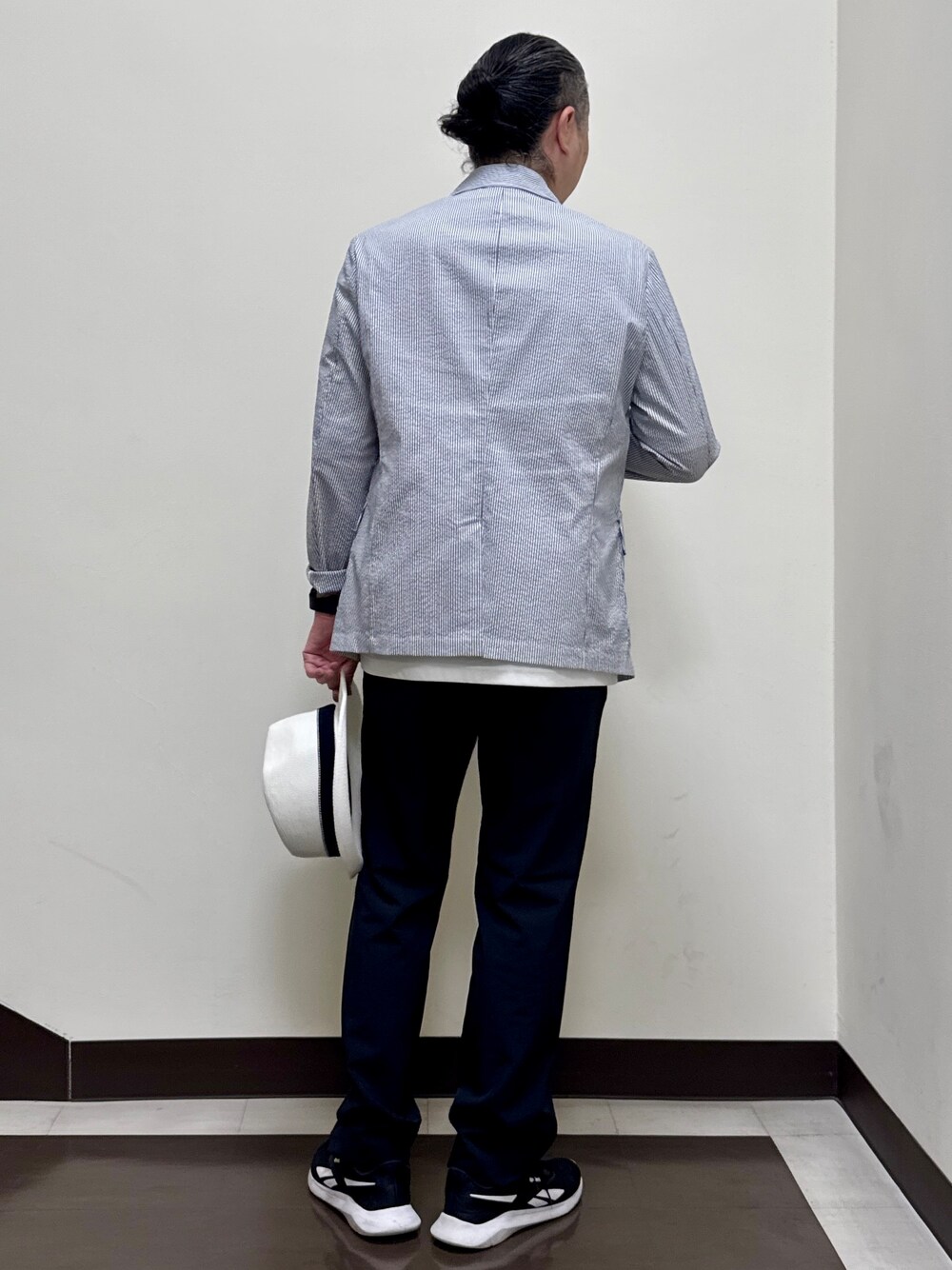 ホワイト系のTシャツ/カットソー、ブルー系のテーラードジャケット、ブラック系のその他パンツを着用したメンズの夏コーディネートの4枚目の写真