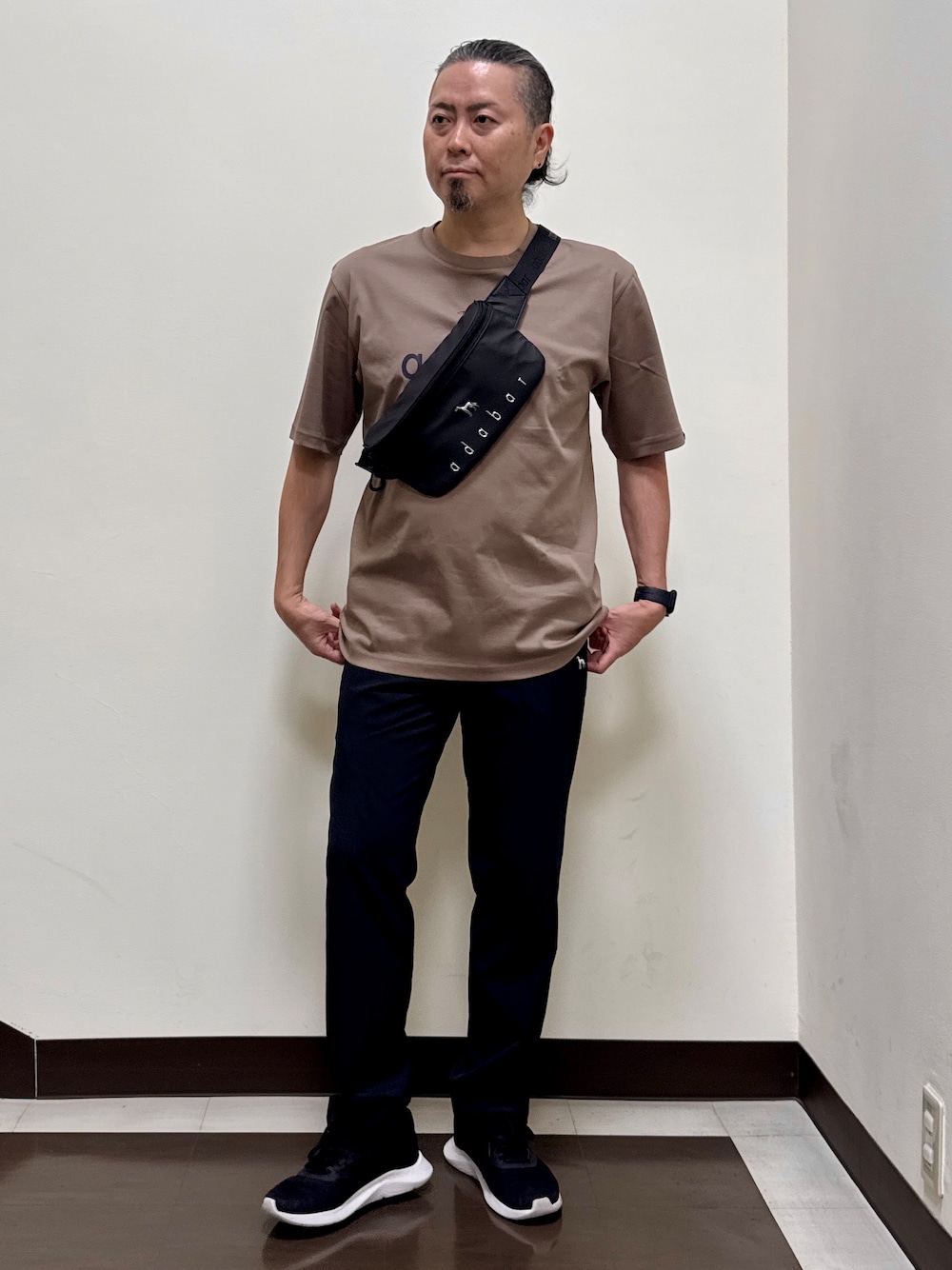 ブラウン系のTシャツ/カットソー、ブラック系のその他パンツ、ブラック系のボディバッグ/ウエストポーチを着用したメンズの夏コーディネートの2枚目の写真