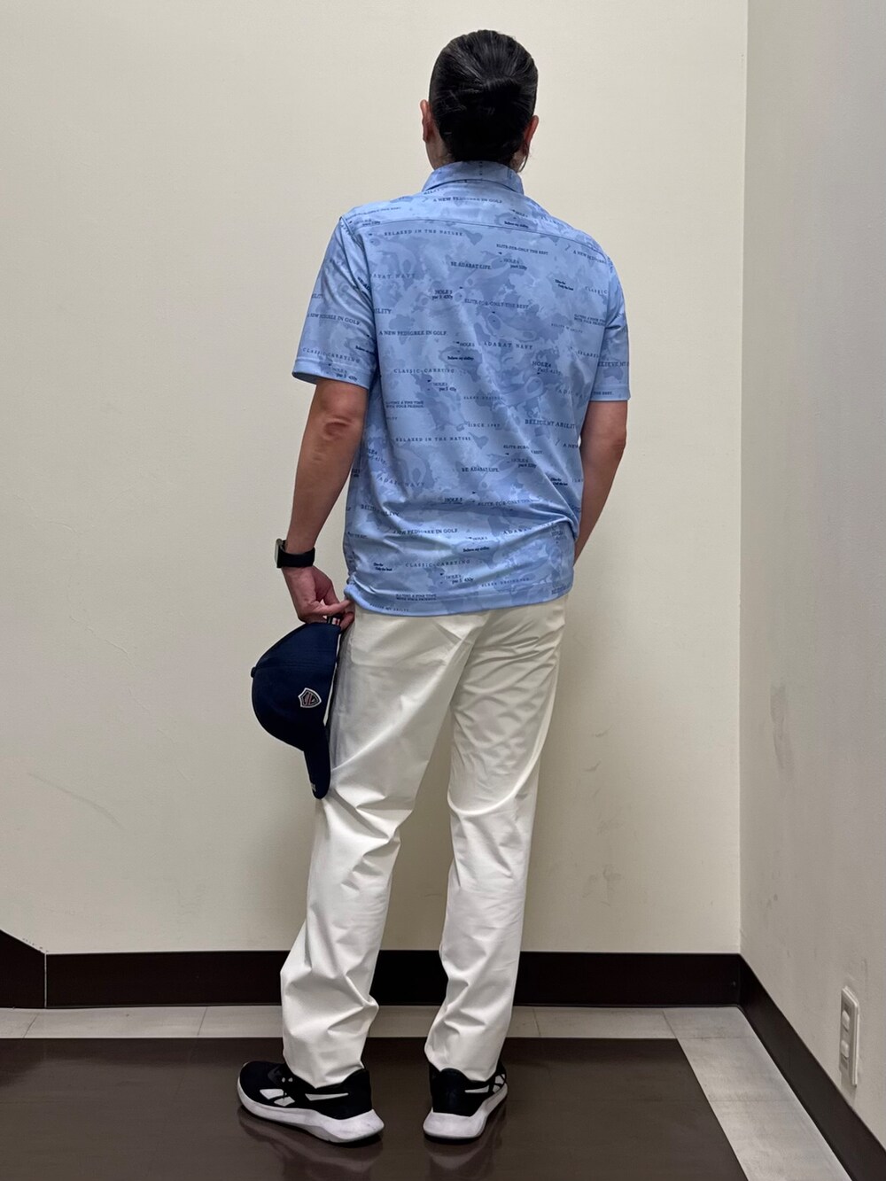 ブルー系のポロシャツ、ホワイト系のその他パンツ、ブルー系のキャップを着用したメンズの夏コーディネートの3枚目の写真