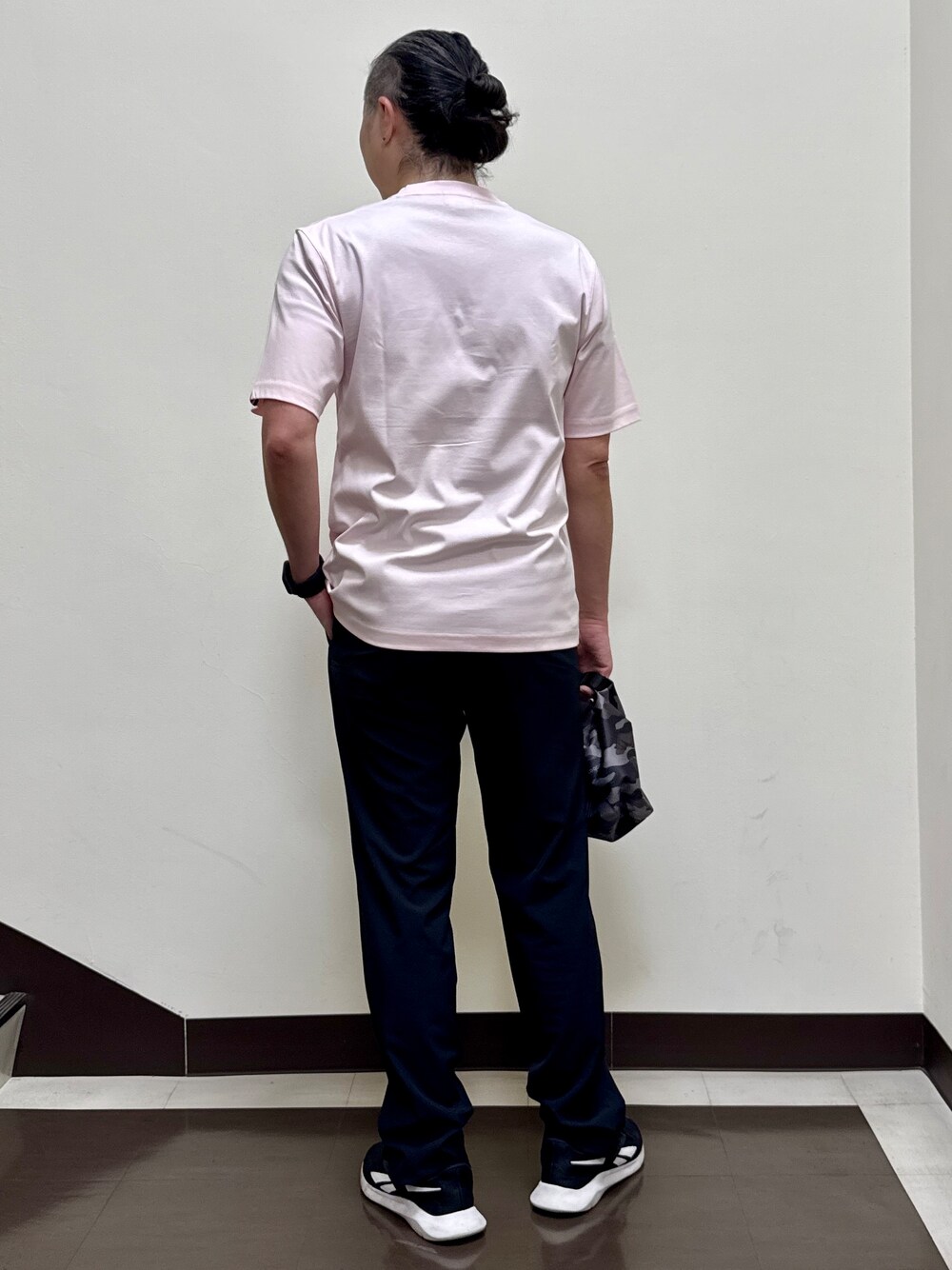 ピンク系のTシャツ/カットソー、ブラック系のその他パンツを着用したメンズの夏コーディネートの4枚目の写真