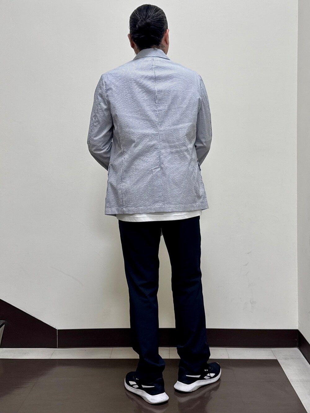 ホワイト系のTシャツ/カットソー、ブルー系のテーラードジャケット、ブラック系のその他パンツを着用したメンズの夏コーディネートの2枚目の写真