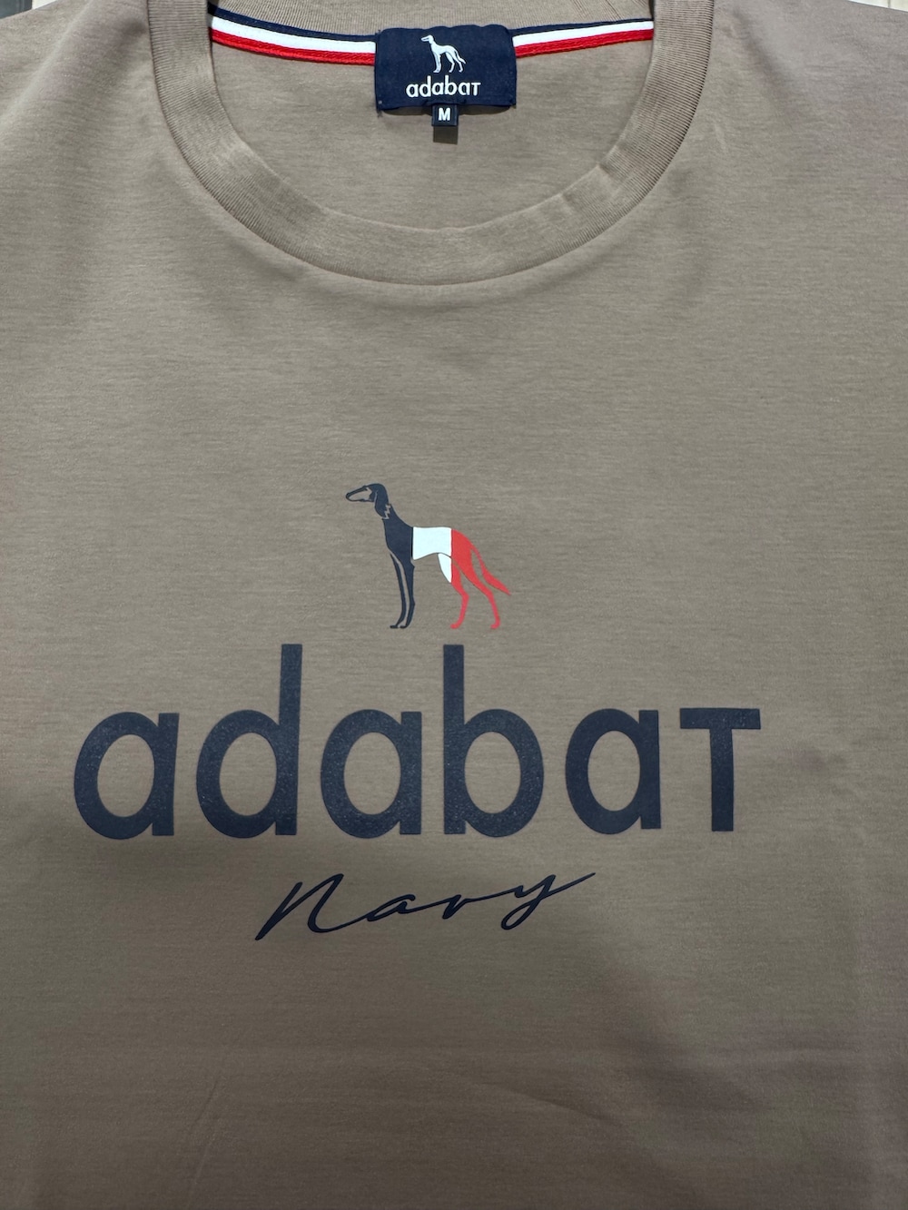 ブラウン系のTシャツ/カットソー、ブラック系のその他パンツ、ブラック系のボディバッグ/ウエストポーチを着用したメンズの夏コーディネートの6枚目の写真
