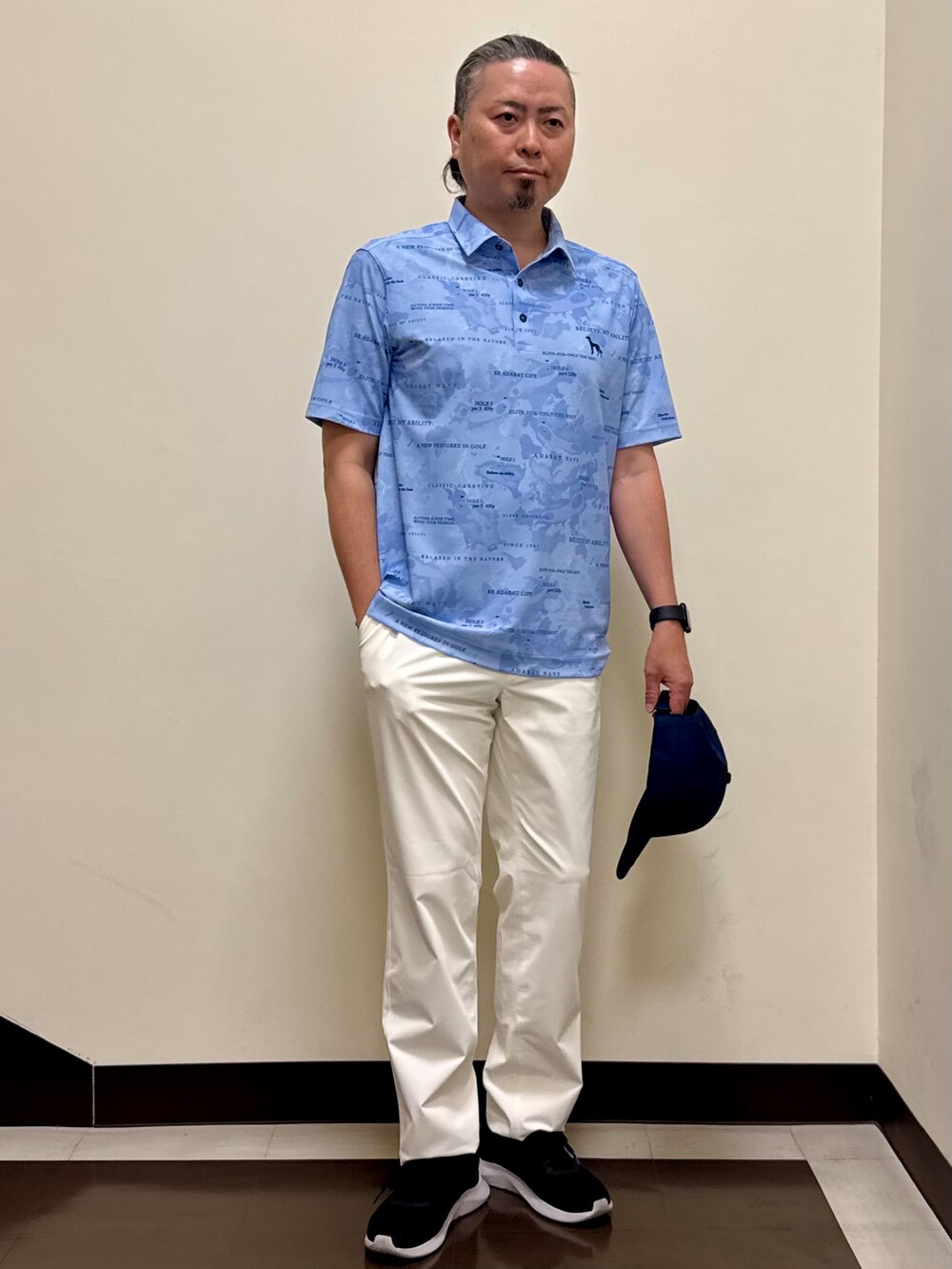 ブルー系のポロシャツ、ホワイト系のその他パンツ、ブルー系のキャップを着用したメンズの夏コーディネートの4枚目の写真