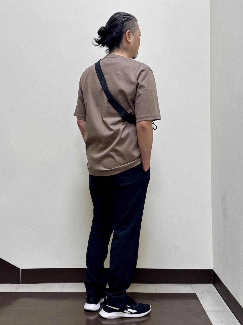 ブラウン系のTシャツ/カットソー、ブラック系のその他パンツ、ブラック系のボディバッグ/ウエストポーチを着用したメンズの夏コーディネートの3枚目の写真