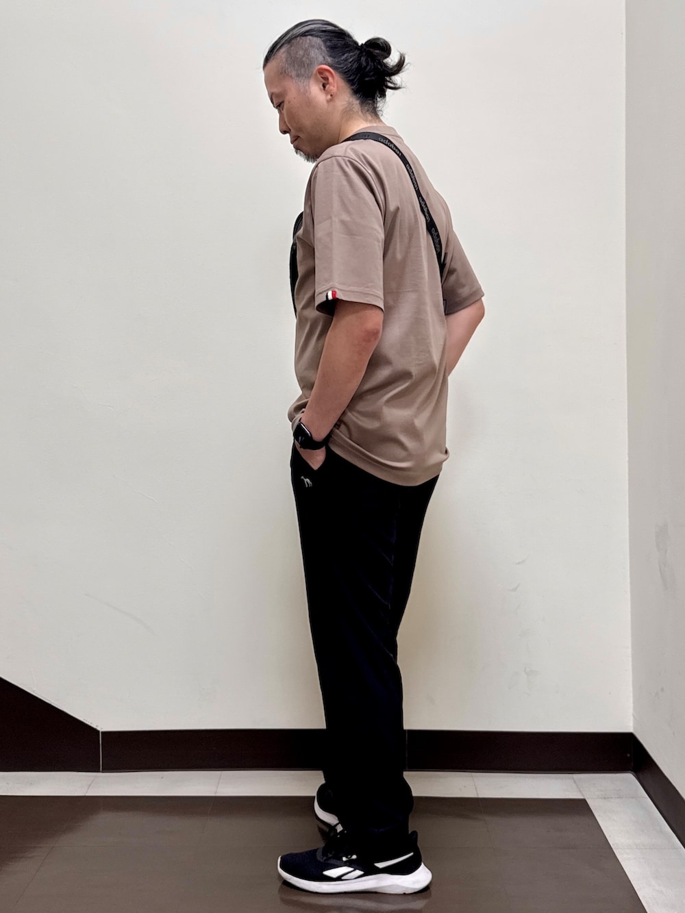 ブラウン系のTシャツ/カットソー、ブラック系のその他パンツ、ブラック系のボディバッグ/ウエストポーチを着用したメンズの夏コーディネートの4枚目の写真