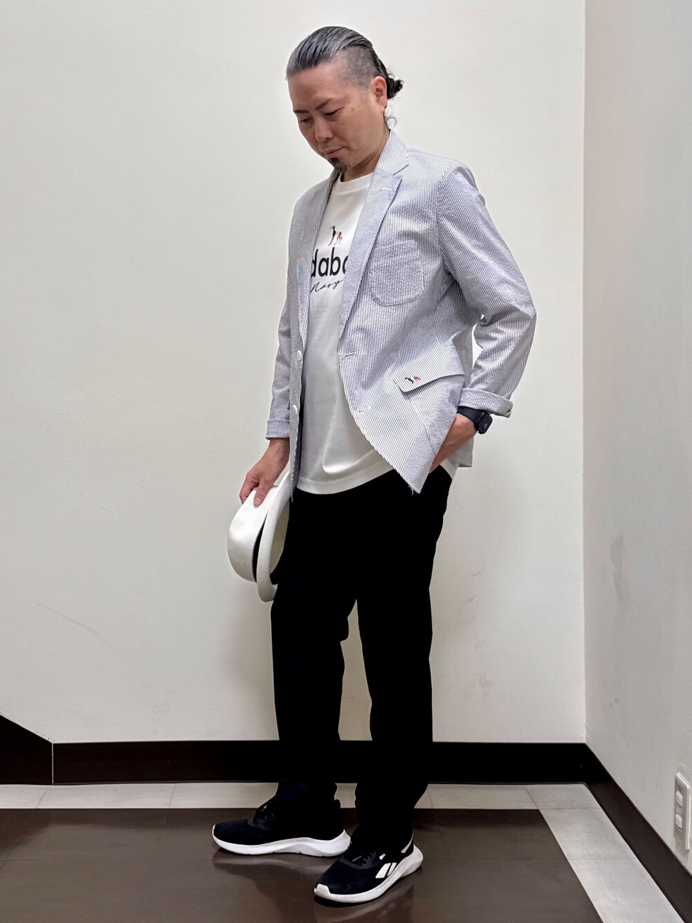 ホワイト系のTシャツ/カットソー、ブルー系のテーラードジャケット、ブラック系のその他パンツを着用したメンズの夏コーディネートの7枚目の写真