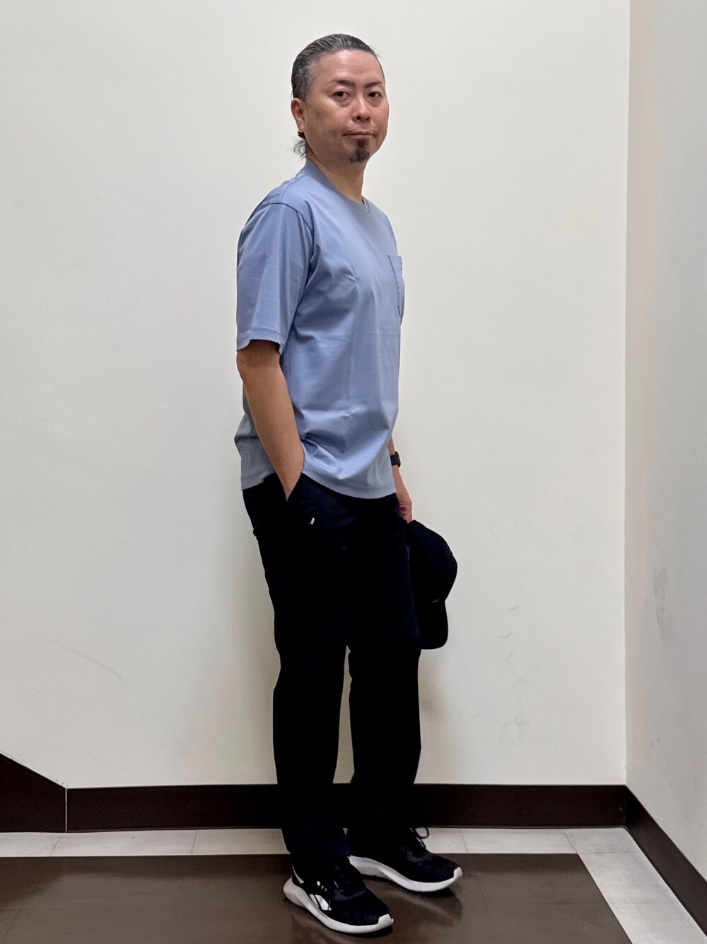 ブルー系のTシャツ/カットソー、ブラック系のその他パンツ、ブラック系のキャップを着用したメンズの夏コーディネートの5枚目の写真