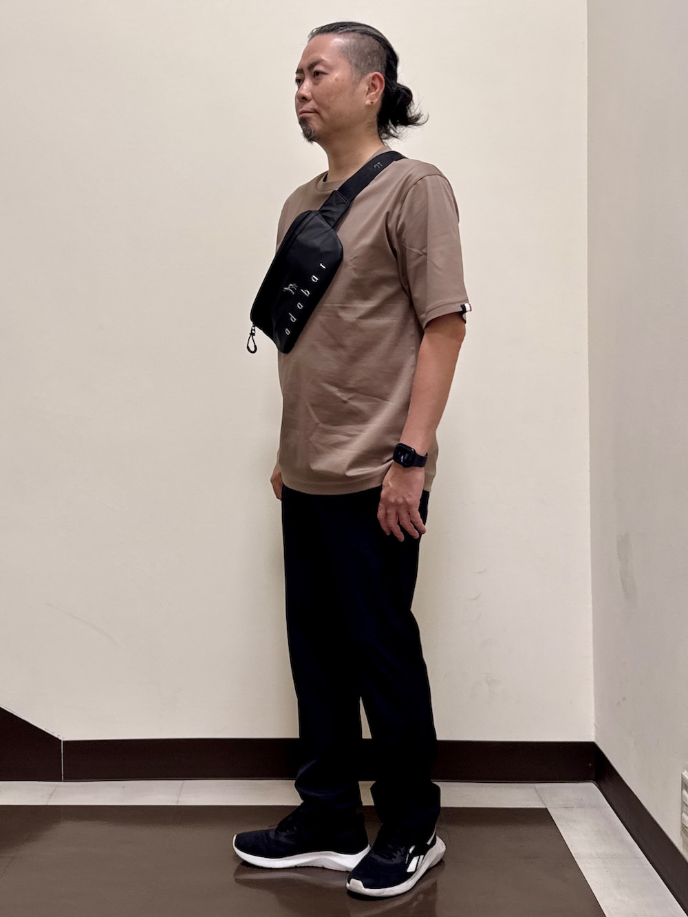 ブラウン系のTシャツ/カットソー、ブラック系のその他パンツ、ブラック系のボディバッグ/ウエストポーチを着用したメンズの夏コーディネートの5枚目の写真