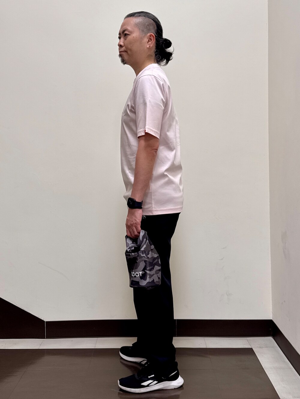 ピンク系のTシャツ/カットソー、ブラック系のその他パンツを着用したメンズの夏コーディネートの3枚目の写真