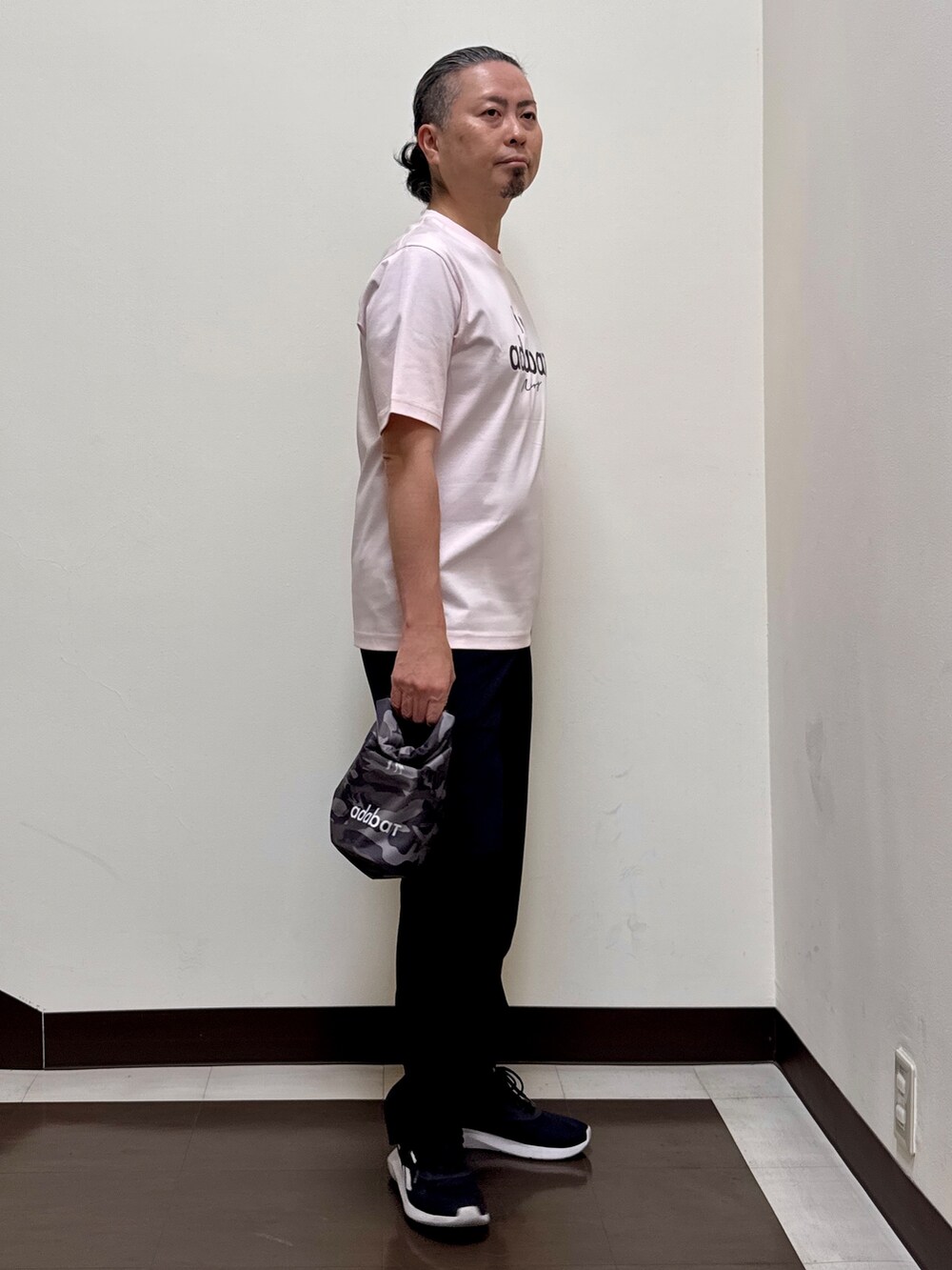 ピンク系のTシャツ/カットソー、ブラック系のその他パンツを着用したメンズの夏コーディネートの5枚目の写真