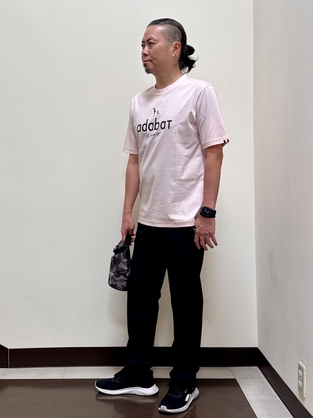 ピンク系のTシャツ/カットソー、ブラック系のその他パンツを着用したメンズの夏コーディネートの2枚目の写真