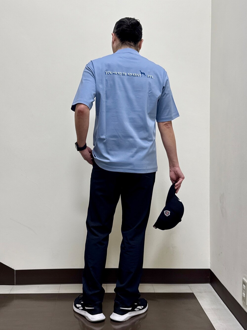 ブルー系のTシャツ/カットソー、ブラック系のその他パンツ、ブラック系のキャップを着用したメンズの夏コーディネートの2枚目の写真